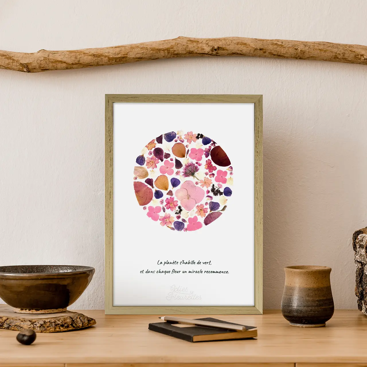 joli cadre d'herbier floral planète rose avec hortensia et fleurs diverses, citations chaleureuse et cadre bois