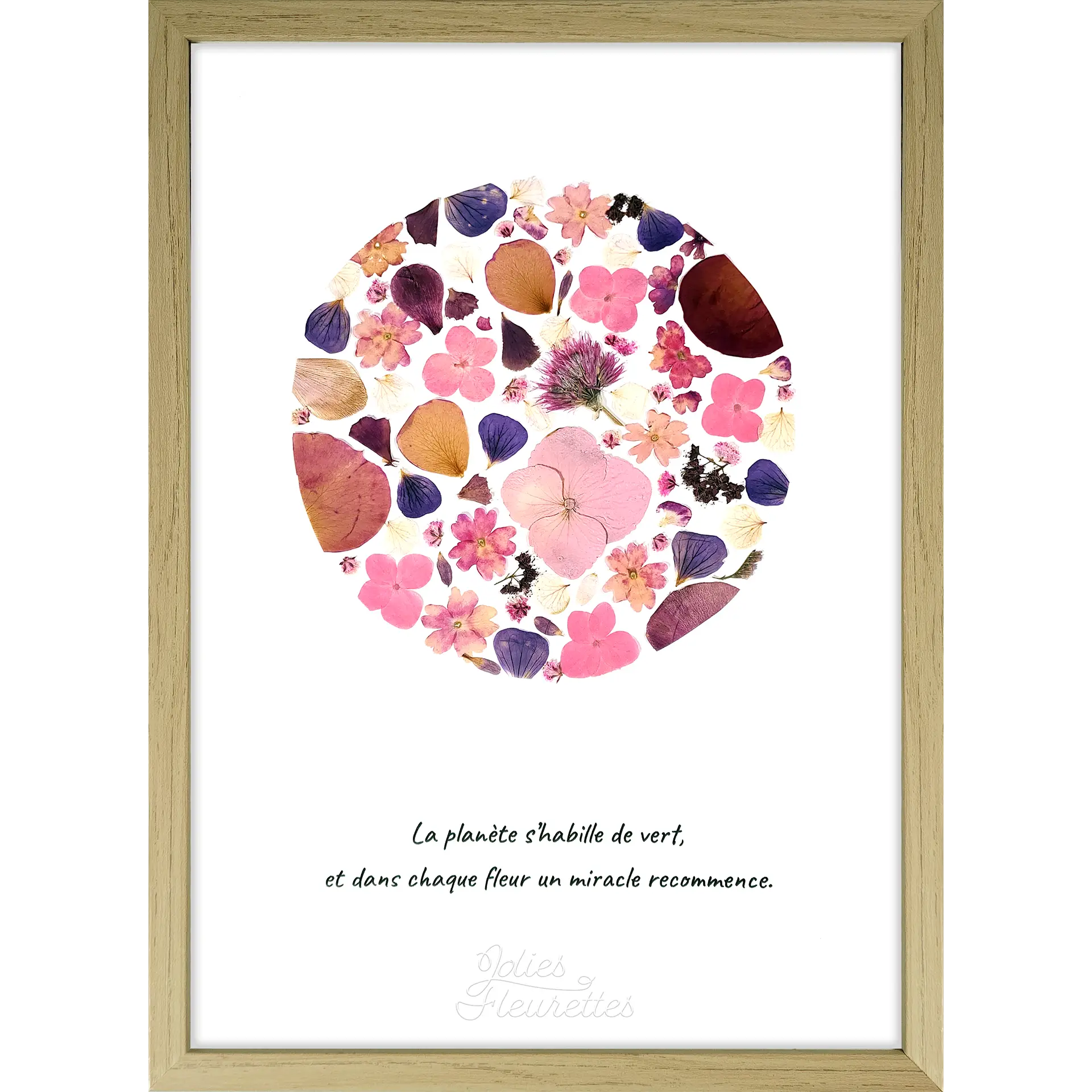 cadre bois clair avec un herbier en forme de lune pleine de couleur rose, pétales et fleurs pressées citation sur la planète