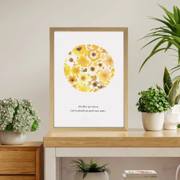 décoration murale d'une pleine lune de fleurs jaunes pressées avec cadre bois et citation sur les fleurs