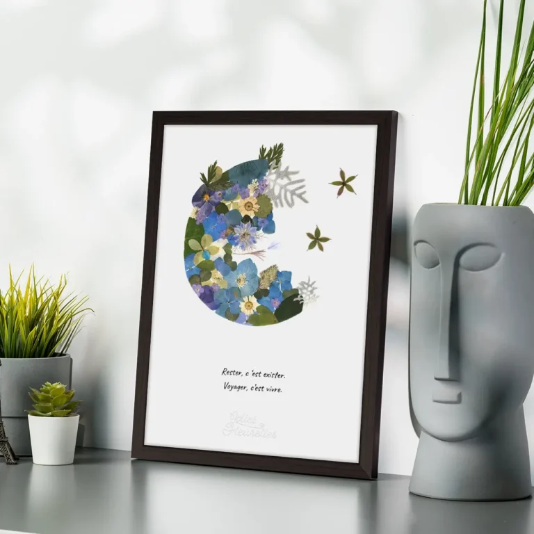 Création d’herbier lune bleue illustrée d’une citation poétique avec une citation sur l'estime de soi, cadre bois foncé