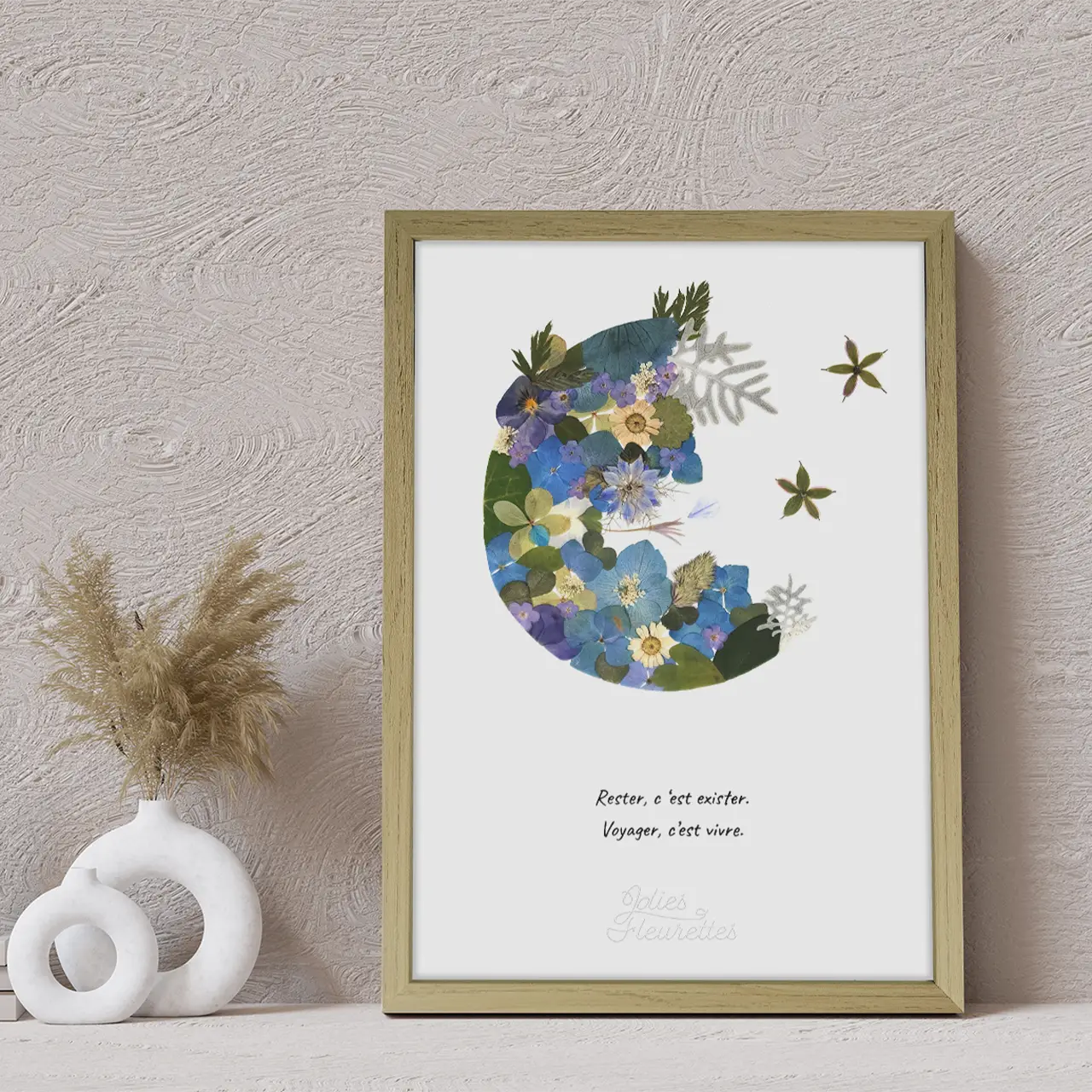 Composition florale pressée en lune bleutée avec citation poétique