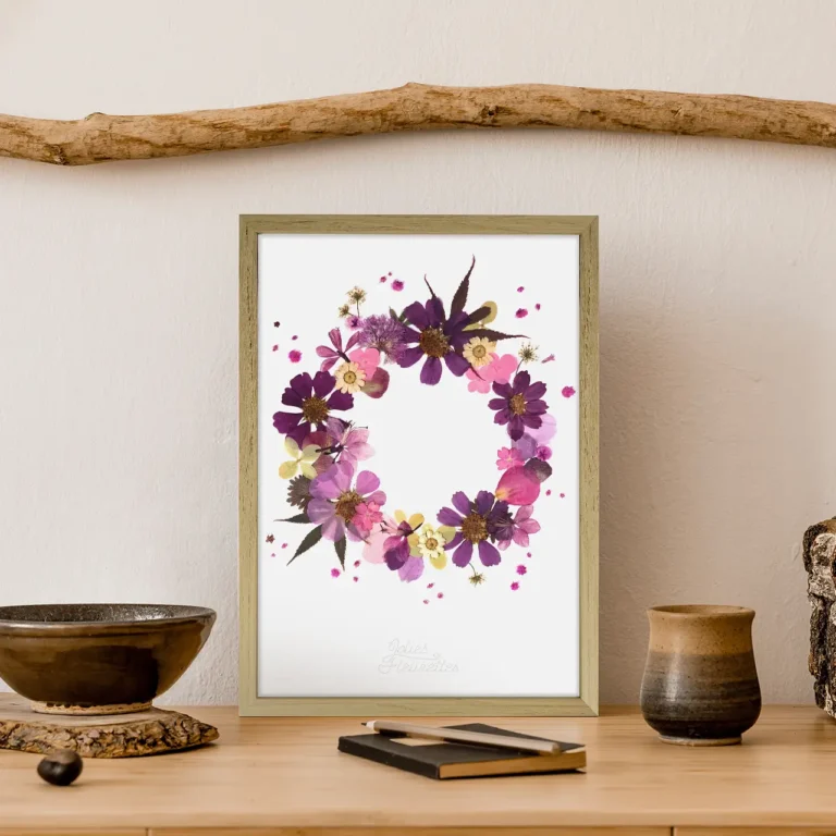 couronne rose et violine esprit herbier sur cadre bois clair avec cosmos et hortensia