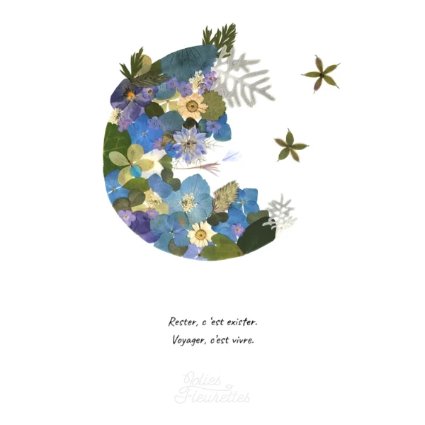 croissant de lune bleue en fleurs pressées bleues façon herbier avec citation au dessous