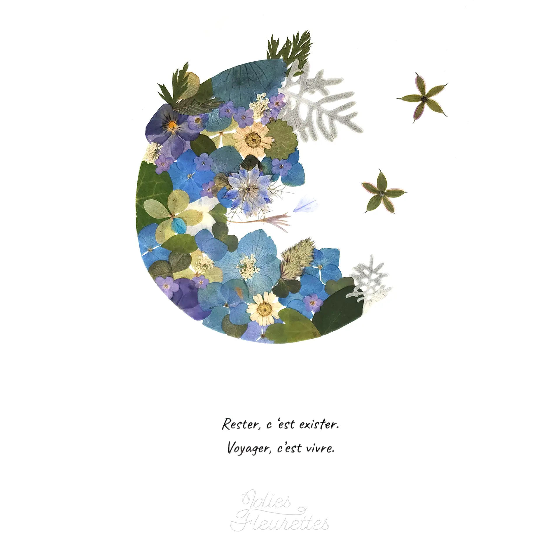 croissant de lune bleue en fleurs pressées bleues façon herbier avec citation au dessous