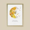 Composition d’herbier floral lune jaune avec fleurs naturelles pressées encadrement bois clair