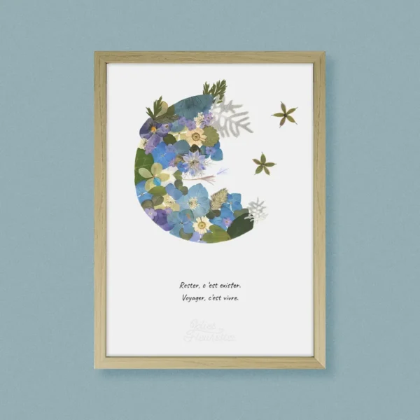demi lune tons bleus en fleurs pressées d'hortensia sur cadre A4 sur papier artisanal