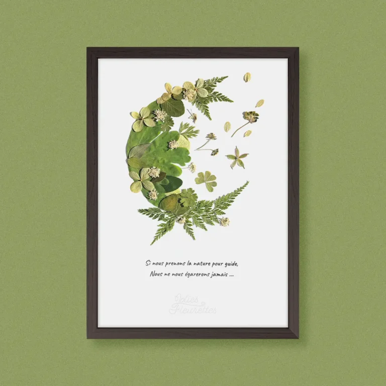 envolée végétale sur cette composition de fleurs pressées en forme de lune ouverte cadre bois foncé format A4, citation inspirante sur la nature