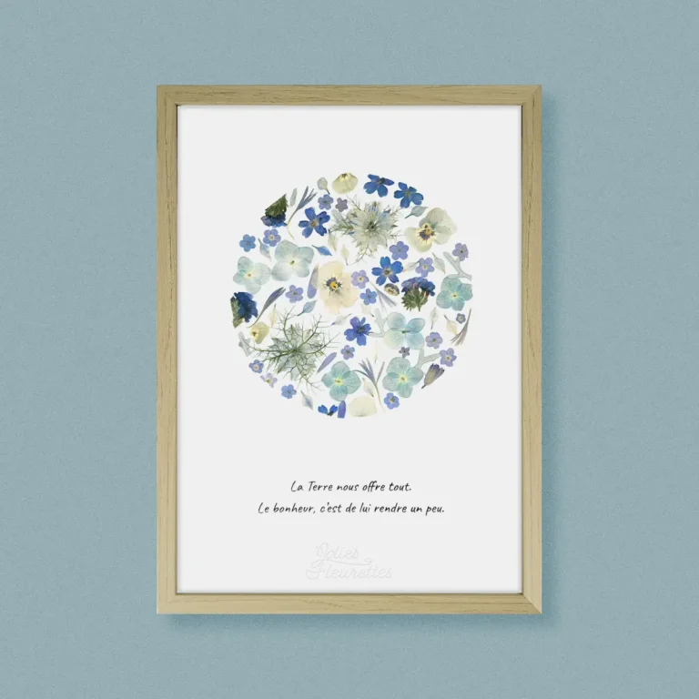 lune pleine de pensée, hortensia, nigelle de damas, herbier de fleurs pressées encadré par un cadre en bois clair naturel