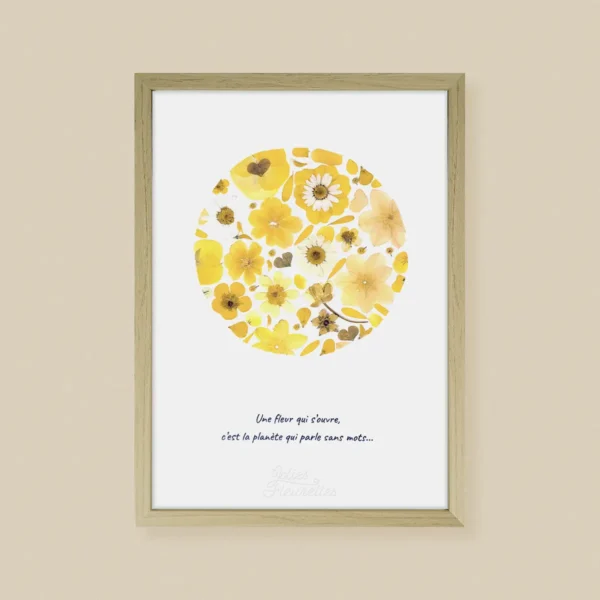 pleine lune aux couleurs du soleil, herbier de fleurs pressées aux tons jaunes, cadre bois clair, esprit lumineux, et citation en bas du cadre