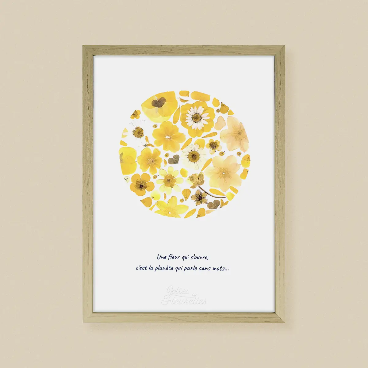 pleine lune aux couleurs du soleil, herbier de fleurs pressées aux tons jaunes, cadre bois clair, esprit lumineux, et citation en bas du cadre