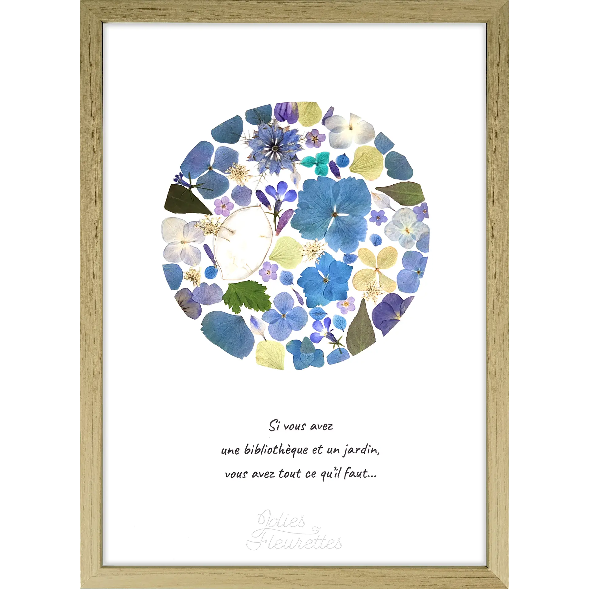 Herbier de fleurs pressées bleues en composition ronde, style lune cadre bois clair