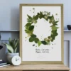 couronne en herbier végétal, feuilles pressées avec une citation inspirante, cadre bois clair