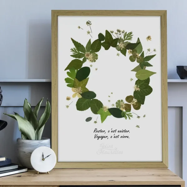couronne en herbier végétal, feuilles pressées avec une citation inspirante, cadre bois clair
