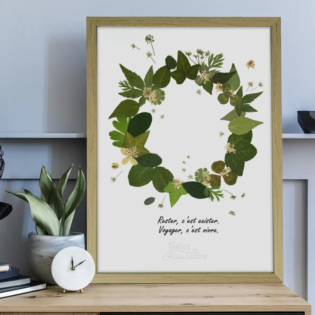 couronne en herbier végétal, feuilles pressées avec une citation inspirante, cadre bois clair