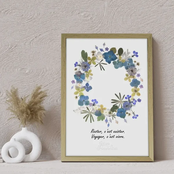 Couronne de fleurs pressées style herbier, ambiance naturelle bleutée et apaisante