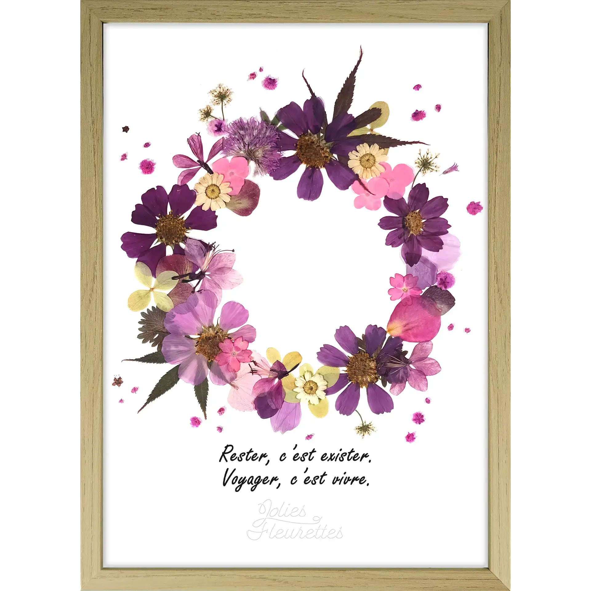 herbier de fleurs rose en forme de couronne, citation inspirante et cadre bois clair