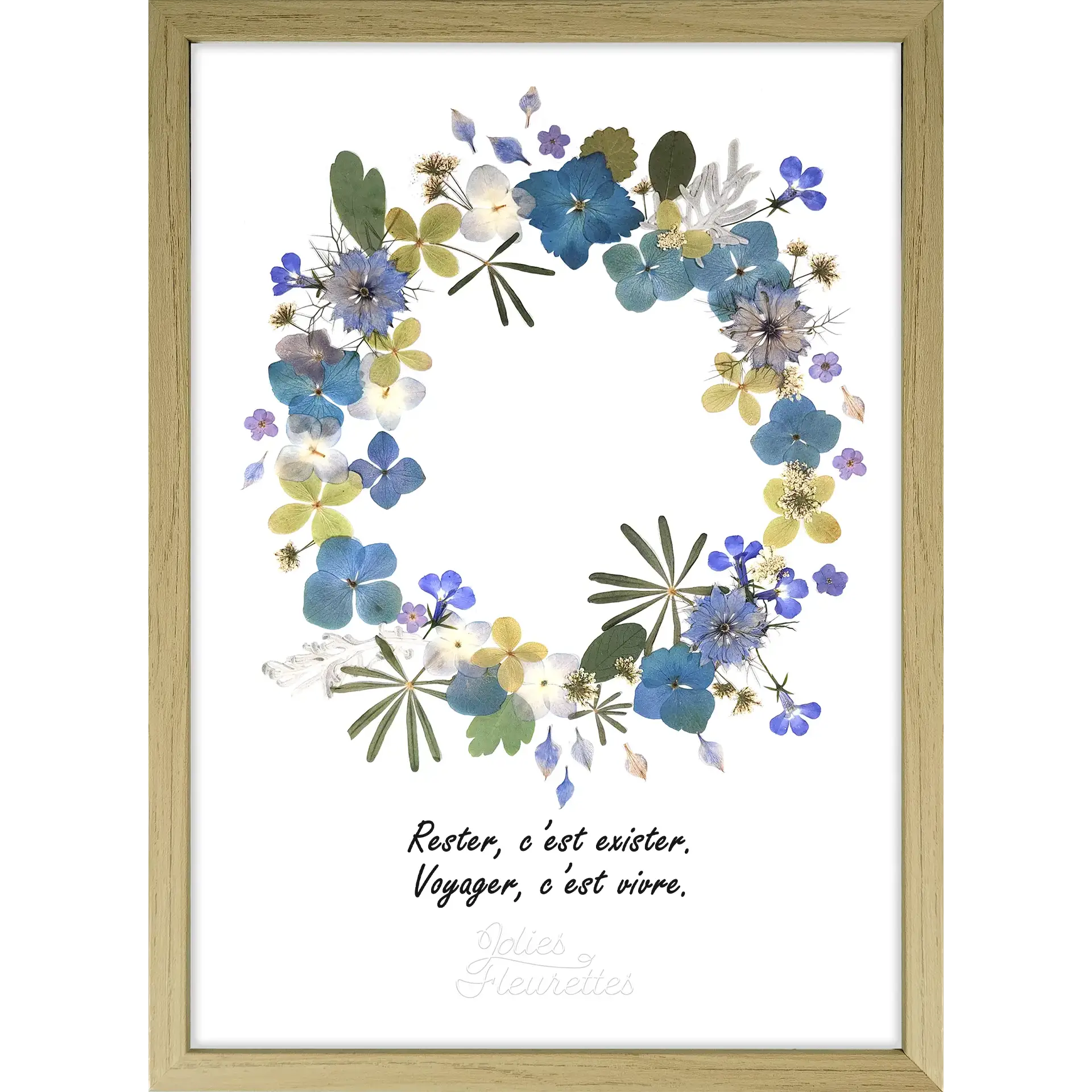 Couronne florale en herbier avec fleurs bleues naturellement pressées, hortensia, nigelle et citation inspirante