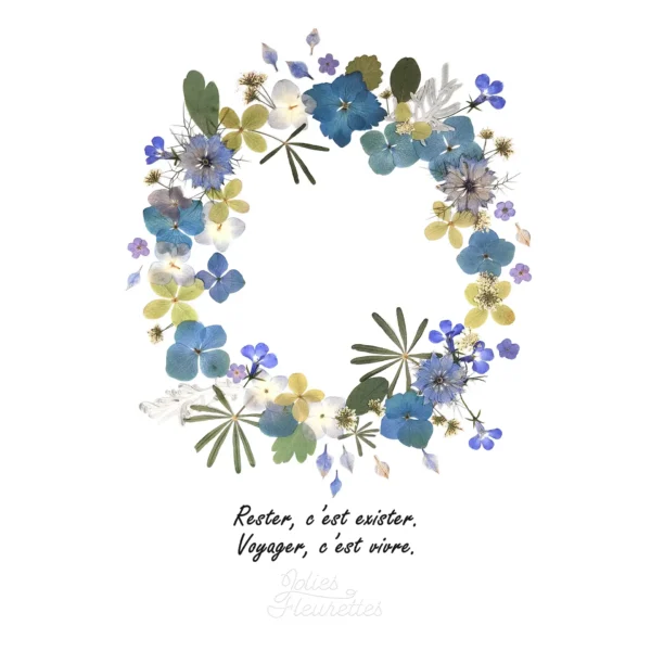 Couronne végétale en fleurs pressées, nuances de bleu et de vert avec citation inspirante et chaleureuse