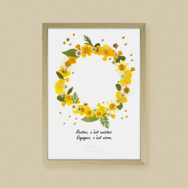 Herbier de fleurs pressées jaunes en couronne lumineuse, inspiré par une citation, sur cadre bois clair