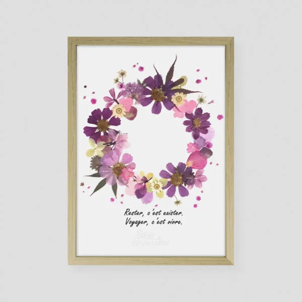 Couronne de fleurs pressées roses, composition fraîche et lumineuse en herbier inspirant avec citation