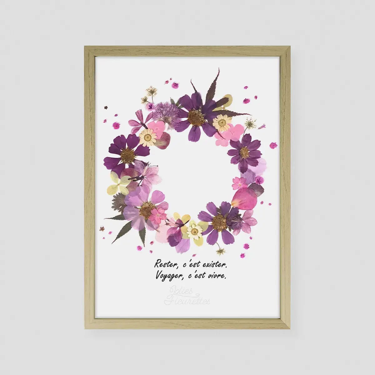 Couronne de fleurs pressées roses, composition fraîche et lumineuse en herbier inspirant avec citation