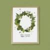 Couronne florale en herbier avec fleurs et feuillages verts naturellement pressées, citation inspirante et cadre bois clair