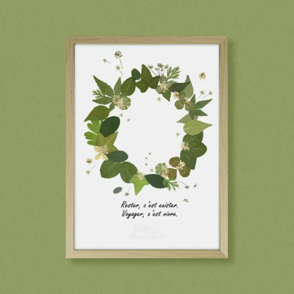 Couronne florale en herbier avec fleurs et feuillages verts naturellement pressées, citation inspirante et cadre bois clair