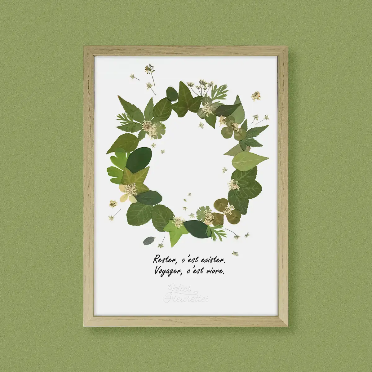 Couronne florale en herbier avec fleurs et feuillages verts naturellement pressées, citation inspirante et cadre bois clair
