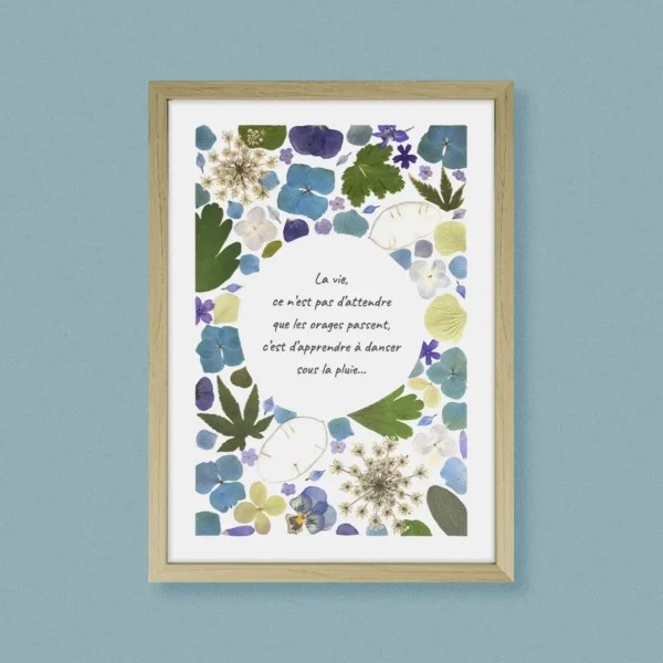 Herbier artisanal ajouré fleurs pressées bleues et blanches citation motivante cadre bois clair