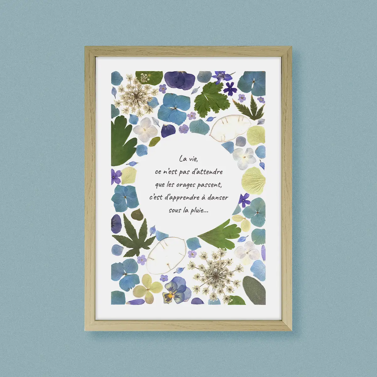 Herbier artisanal ajouré fleurs pressées bleues et blanches citation motivante cadre bois clair