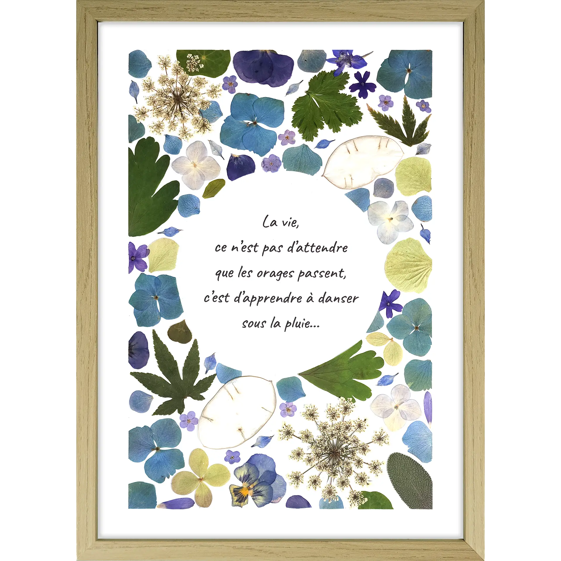 herbier de fleurs bleues sur cadre bois clair format A4 avec en son centre en rond une citation