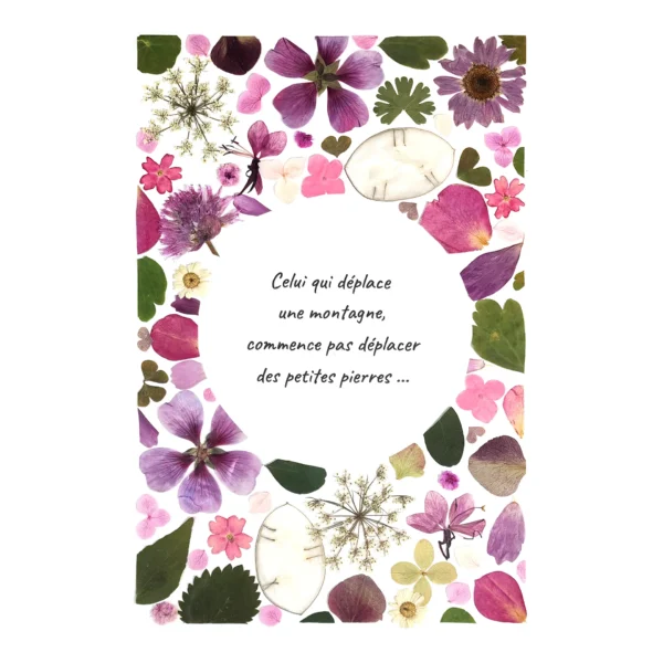 création florale de fleurs roses, ajourée et illustrée d’une citation poétique en son centre