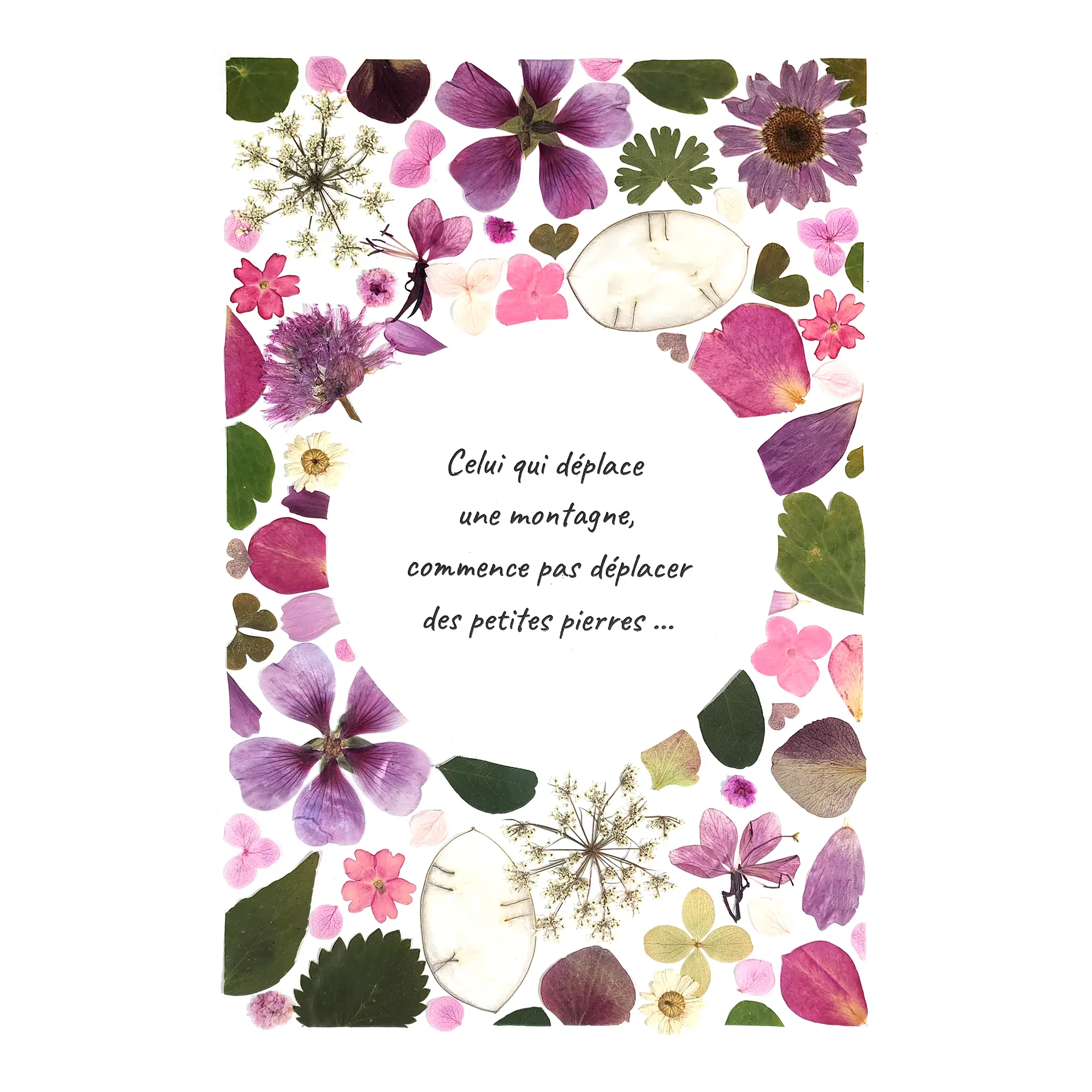 création florale de fleurs roses, ajourée et illustrée d’une citation poétique en son centre