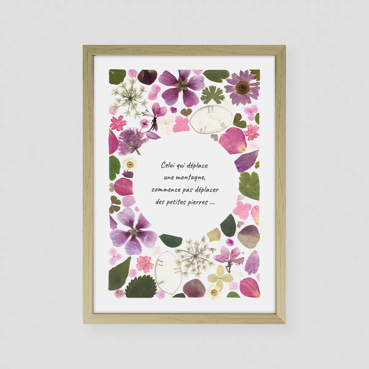 herbier de fleurs nuancés de roses avec citation inspirante cadre bois clair
