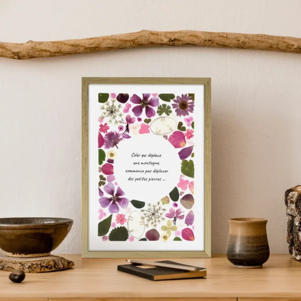 jolie cadre en bois clair de fleurs pressées dans les tons roses citation au centre