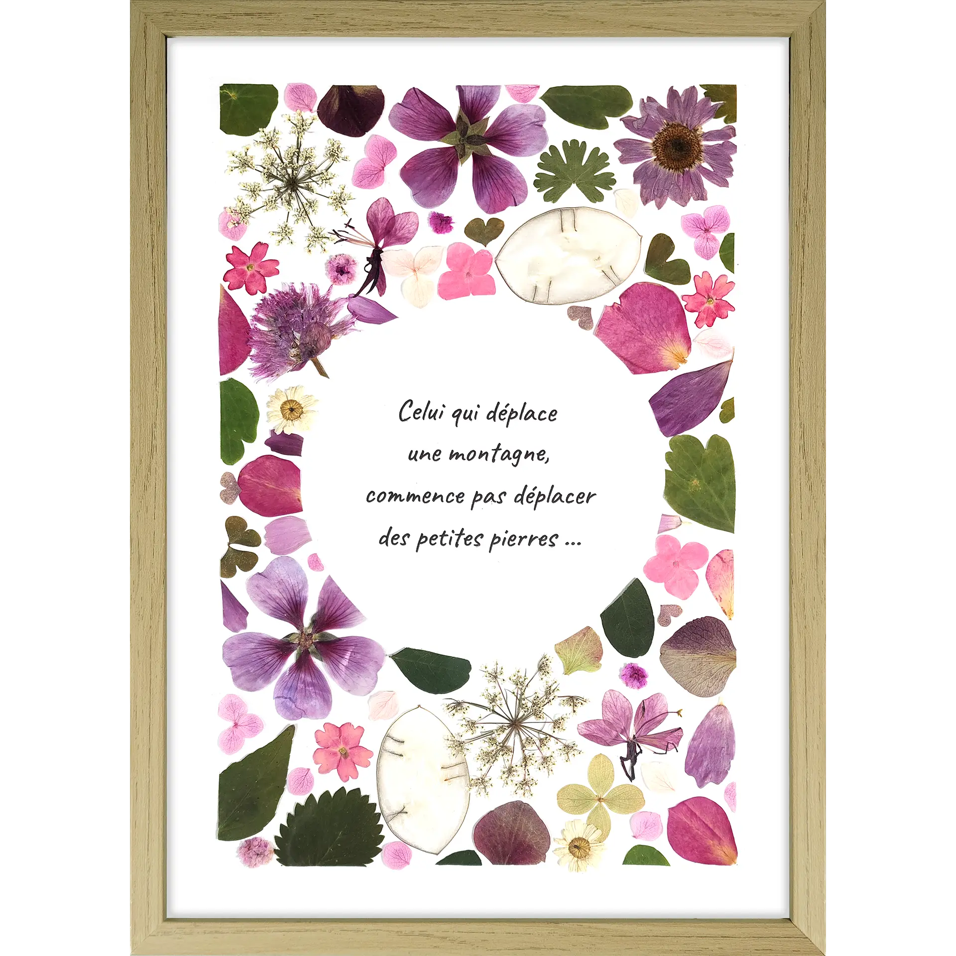 création florale de fleurs pressées roses sur cadre en bois clair, citation centrée