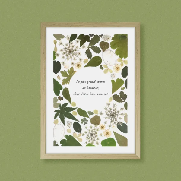 herbier végétal fleurs et feuillage pressées verts, composition naturelle et sauvage, citation centré cadre bois clair