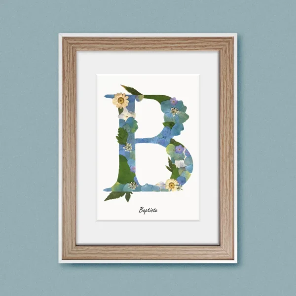 décoration herbier lettre aux teintes bleues et vertes sur cadre en bois clair